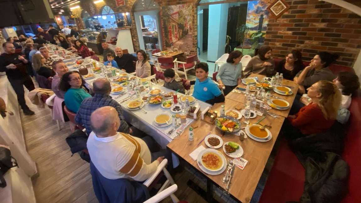 Geleneksel İftar yemeğinde idareci ve öğretmenlerle gerçekleştirdik.